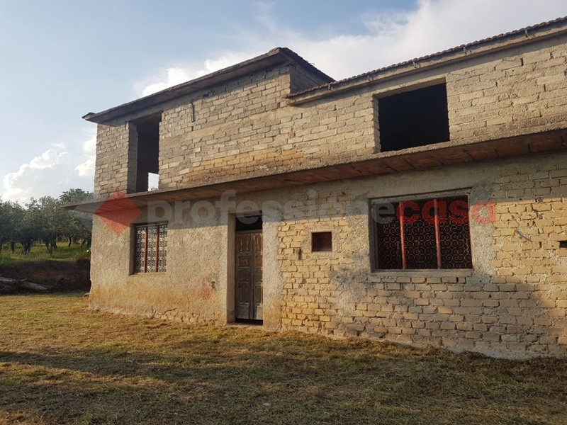 Casa Indipendente in Vendita a Cervaro, 49'000€, 250 m²