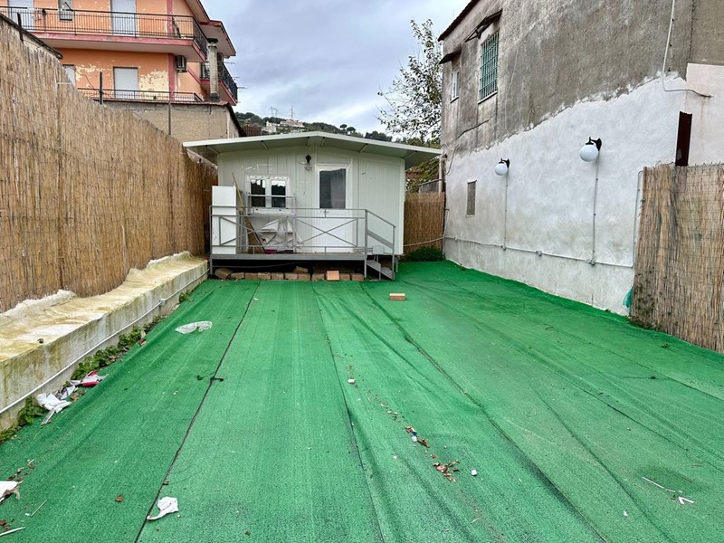 Attività commerciale in Affitto a Napoli, 700€, 89 m²