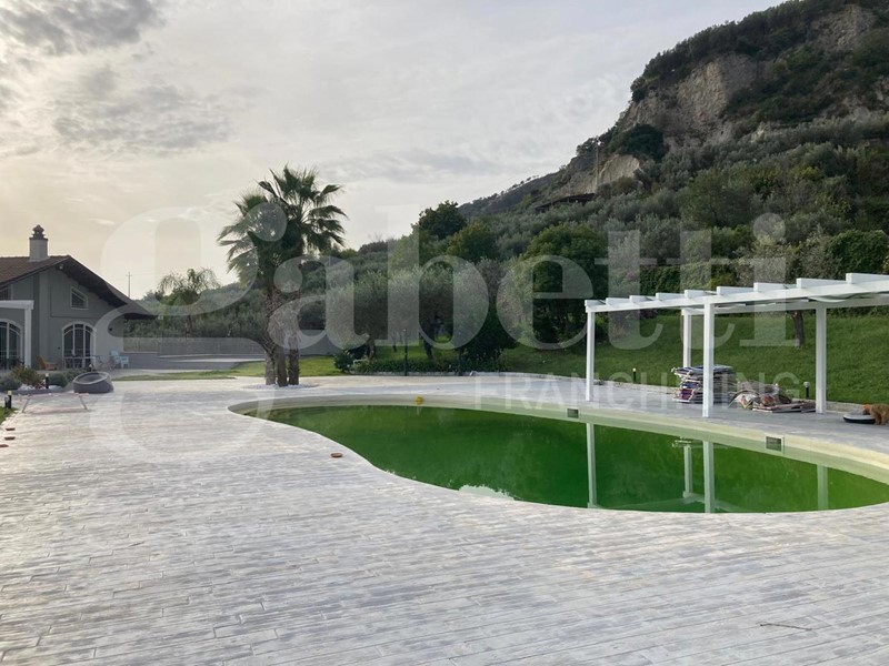 Villa in Vendita a Montecorvino Rovella, 670'000&euro;, 500 m²