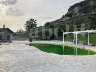 Villa in Vendita a Montecorvino Rovella, 670'000&euro;, 500 m²