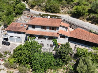 Attività commerciale in Vendita a Apricale, 750'000€, 680 m²