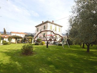 Villa in Vendita a Lucca, zona Saltocchio, 850'000€, 400 m², con Box