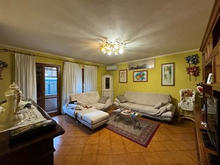 Villetta a schiera in Vendita a Seravezza, zona Pozzi, 360'000&euro;, 120 m², arredato