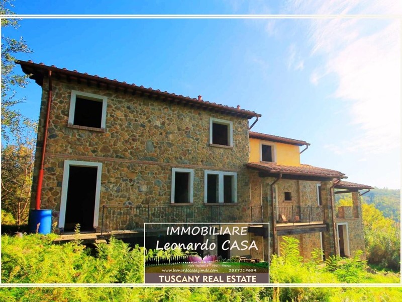 Casale in Vendita a Massa e Cozzile, 700'000€, 400 m²