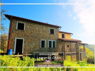 Casale in Vendita a Massa e Cozzile, 700'000€, 400 m²