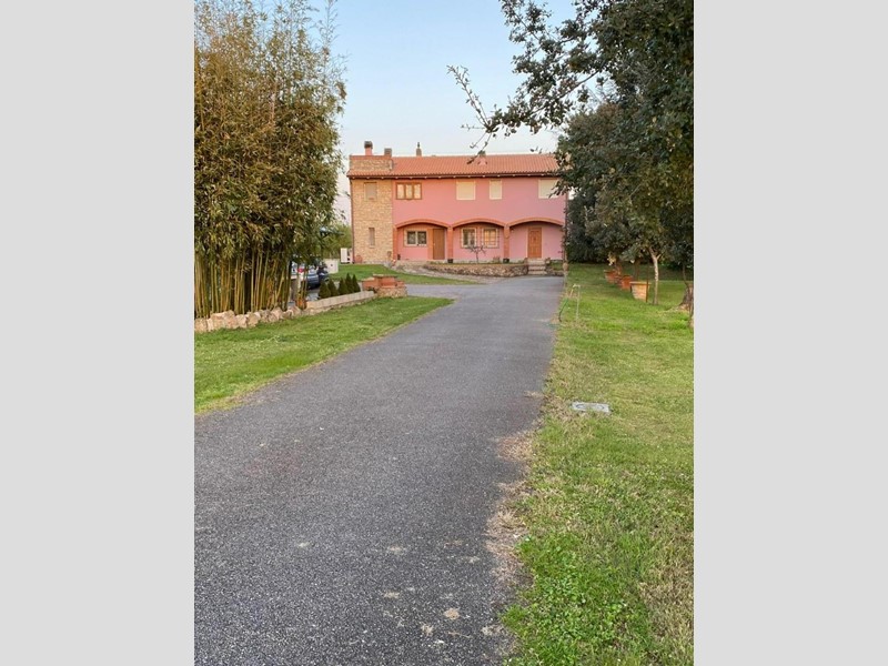 Casa Indipendente in Vendita a Pontedera, zona Santa Lucia, 895'000€, 300 m²