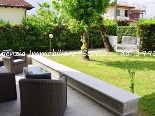 Villa bifamiliare in Affitto a Forte dei Marmi, 3'500€, 140 m², arredato
