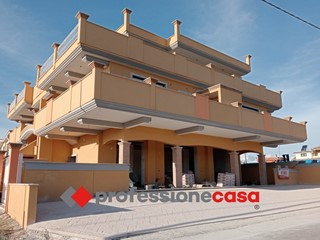 Immobile commerciale in Vendita a Pomezia, zona Campo Jemini, 250'000€, 80 m²