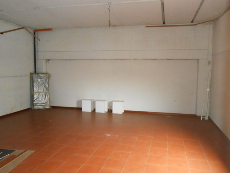 Capannone in Vendita a Lucca, zona Sant'Anna, 320'000€, 387 m²