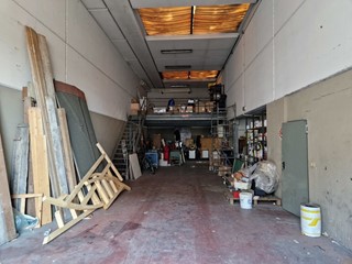 Capannone in Vendita a Lucca, zona Sant'Anna, 320'000€, 387 m²