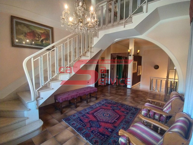 Villa in Vendita a Montecatini Terme, 450'000€, 340 m², arredato, con Box