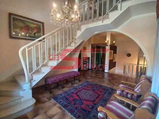 Villa in Vendita a Montecatini Terme, 450'000€, 340 m², arredato, con Box