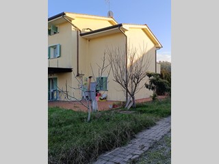 Villa bifamiliare in Vendita a Fauglia, 250'000€, 187 m², con Box