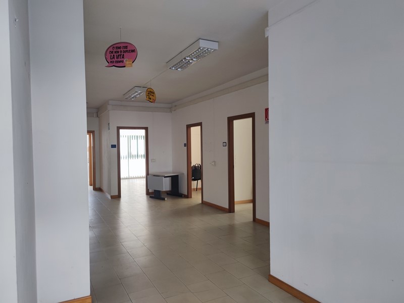 Negozio in Affitto a Vasto, 2'500&euro;, 388 m²