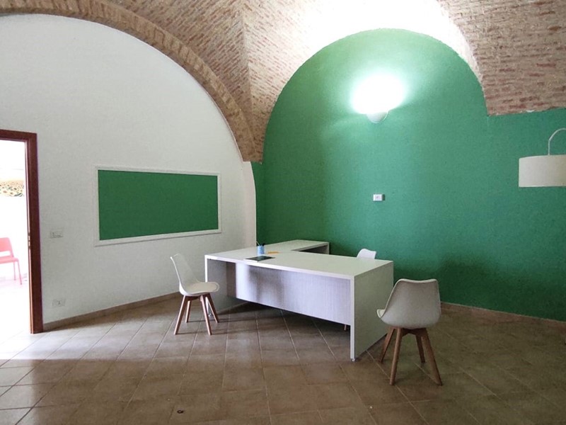 Ufficio in Affitto a San Severo, 1'000&euro;, 120 m², arredato