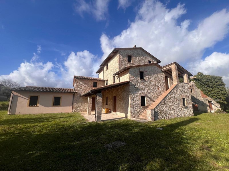 Casale in Vendita a Avigliano Umbro, 330'000€, 450 m²