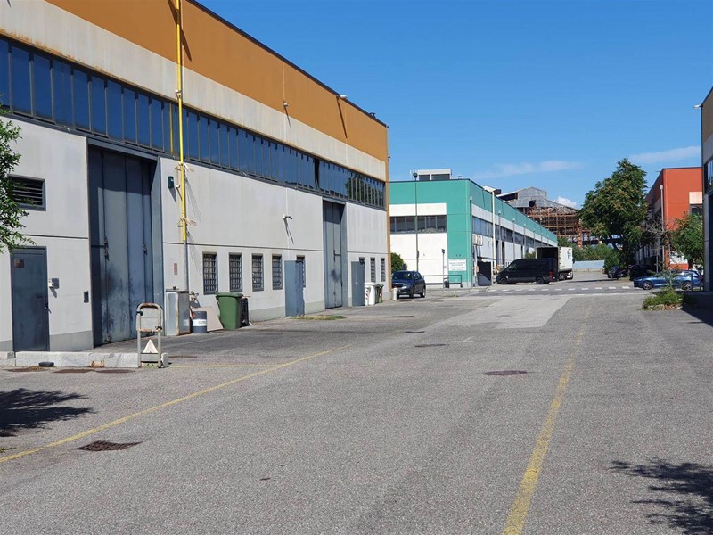 Capannone in Vendita a Sesto San Giovanni, 640'000€, 500 m²