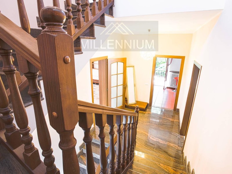 Villa in Vendita a Arona, 950'000€, 300 m², con Box