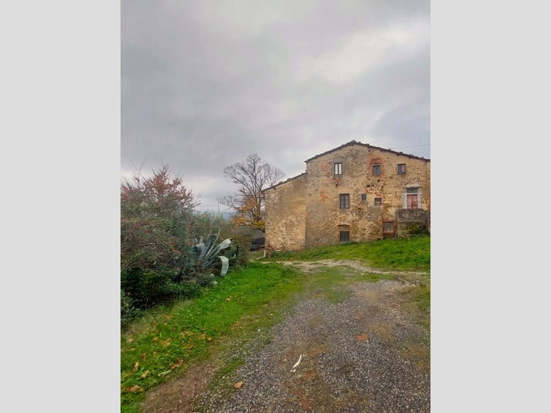 Casa Indipendente in Vendita a Pistoia, 650'000€, 650 m²