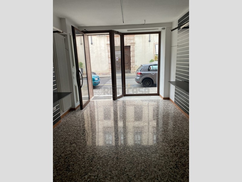 Immobile commerciale in Affitto a Bassano del Grappa, zona C. Storico, 1'700€, 100 m²