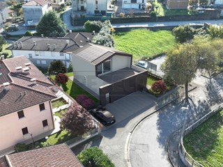Casa Indipendente in Vendita a Valdagno, 228 m², con Box
