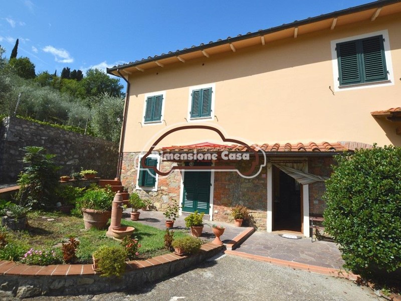 Casa Indipendente in Vendita a Capannori, zona Lappato, 390'000€, 187 m², con Box