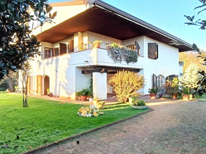 Villa in Vendita a Montignoso, zona Cinquale, 1'000'000&euro;, 480 m²