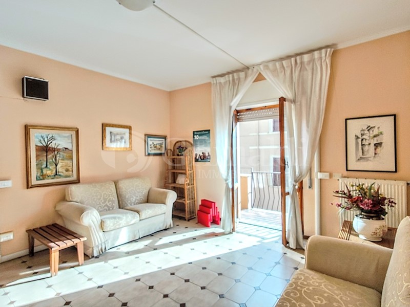 Ufficio in Affitto a Nettuno, zona Centro, 1'500€, 80 m², arredato