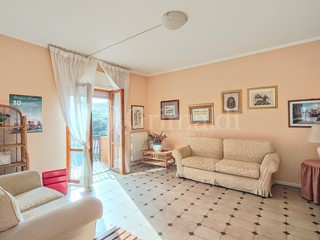 Ufficio in Affitto a Nettuno, zona Centro, 1'500€, 80 m², arredato