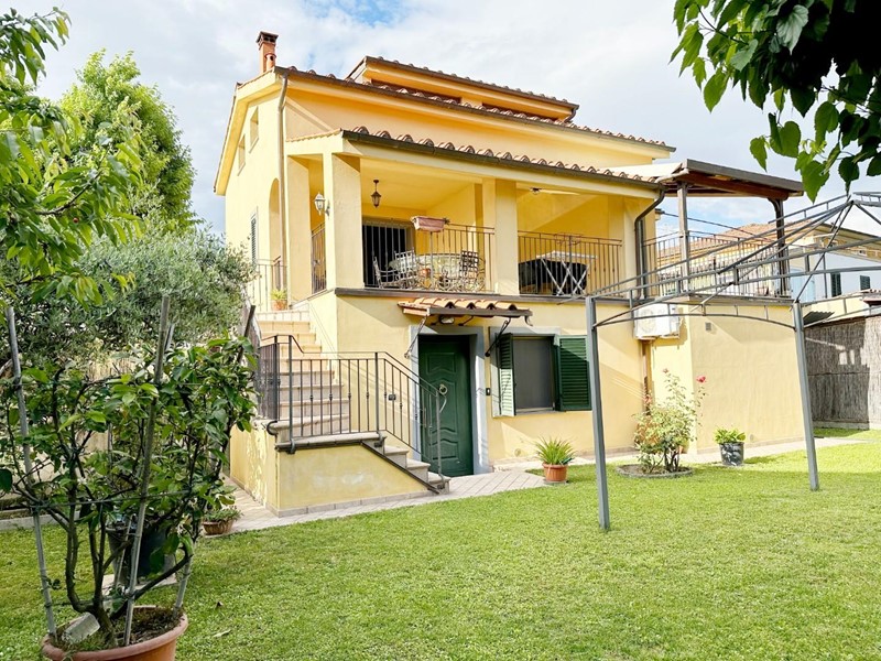 Villa in Vendita a Lucca, zona Mugnano, 420'000€, 220 m², con Box