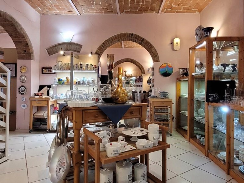 Immobile commerciale in Vendita a Ponsacco, 150'000€, 180 m²