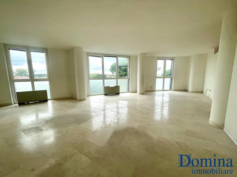 Ufficio in Vendita a Massa, 250'000€, 200 m²