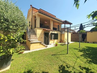 Villa in Vendita a Lucca, zona Mugnano, 420'000€, 200 m², arredato, con Box