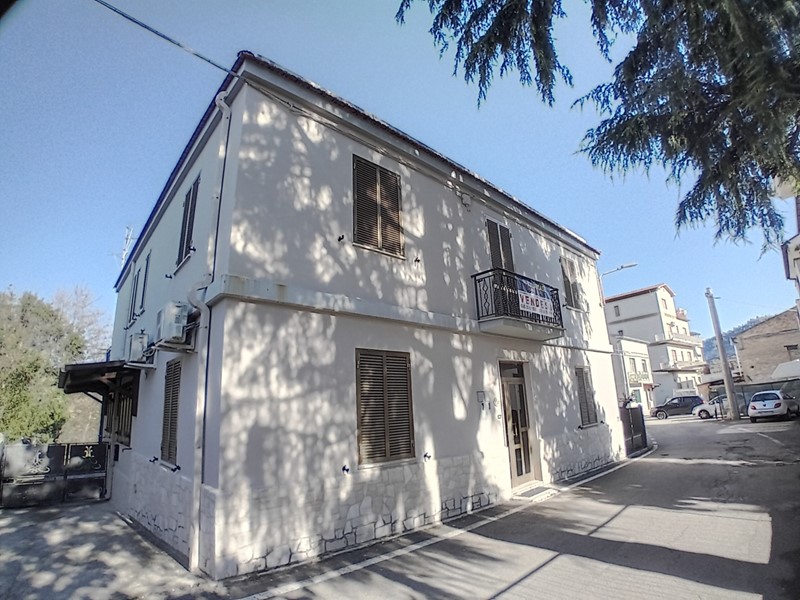 Villa bifamiliare in Vendita a Scafa, zona Centro, 130'000&euro;, 160 m²