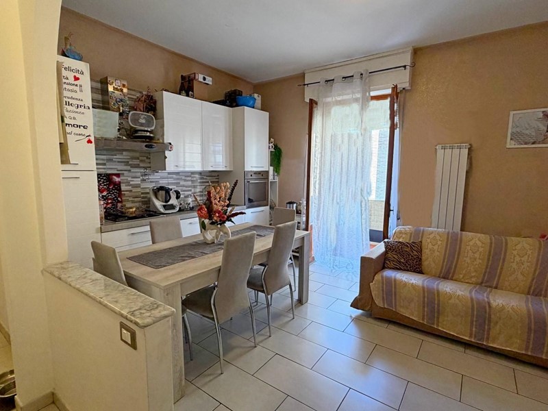 Trilocale in Vendita a Poggibonsi, 145'000€, 72 m², con Box