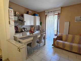 Trilocale in Vendita a Poggibonsi, 145'000€, 72 m², con Box