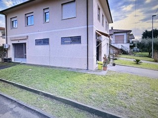 Immobile commerciale in Affitto a Lucca, zona Ponte a Moriano, 800€, 119 m²