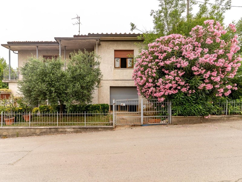 Villa bifamiliare in Vendita a Cerreto Guidi, 350'000€, 200 m², con Box