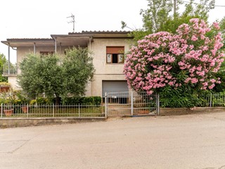 Villa bifamiliare in Vendita a Cerreto Guidi, 350'000€, 200 m², con Box