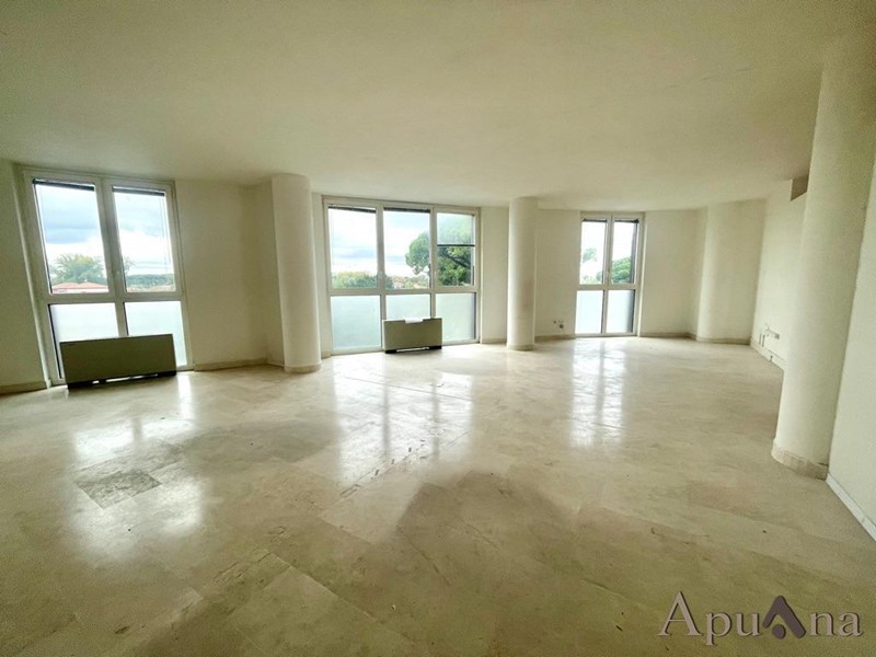 Ufficio in Vendita a Massa, 250'000€, 200 m²