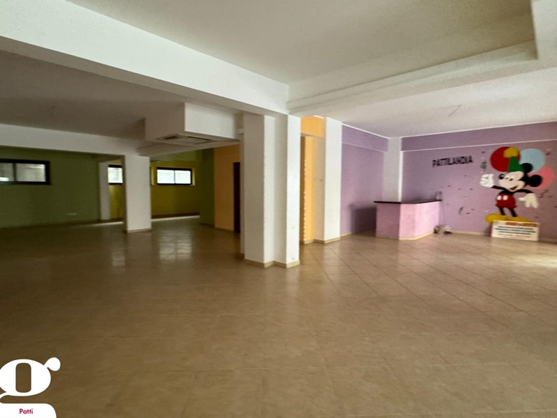 Negozio in Affitto a Patti, 420 m²