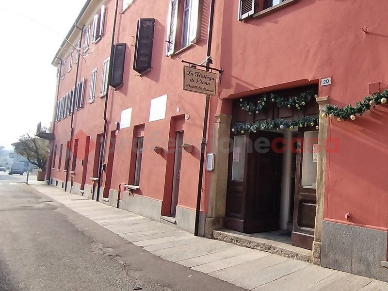 Negozio in Affitto a Cumiana, 300€, 30 m²