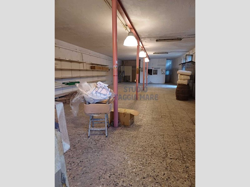 Capannone in Vendita a Taggia, zona Arma Di Taggia, 120'000€, 196 m²
