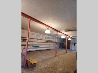 Capannone in Vendita a Taggia, zona Arma Di Taggia, 120'000€, 196 m²