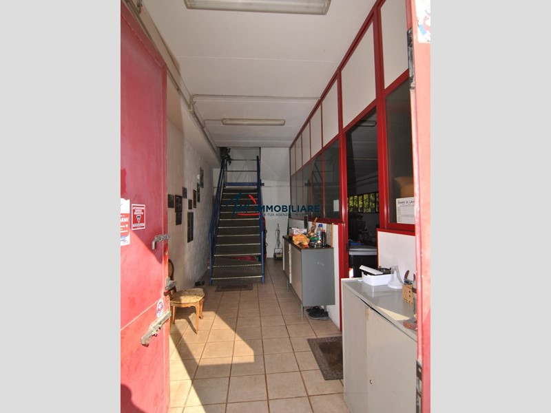 Capannone in Vendita a Collesalvetti, zona Stagno, 250'000&euro;, 320 m²