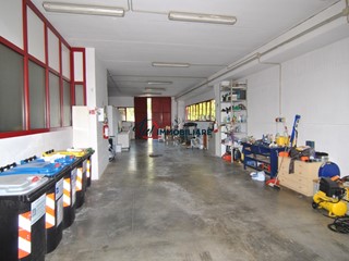 Capannone in Vendita a Collesalvetti, zona Stagno, 250'000&euro;, 320 m²