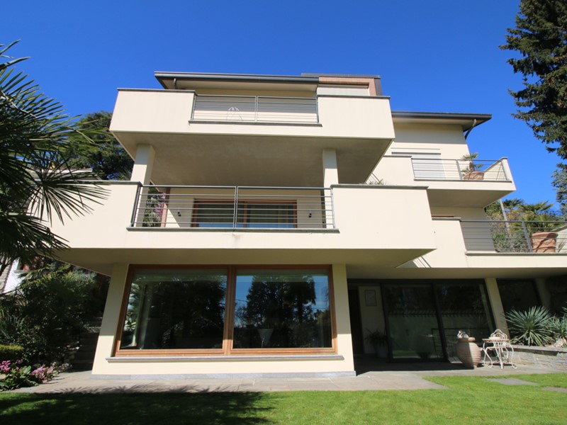 Casa Indipendente in Vendita a Inverigo, 690 m², con Box