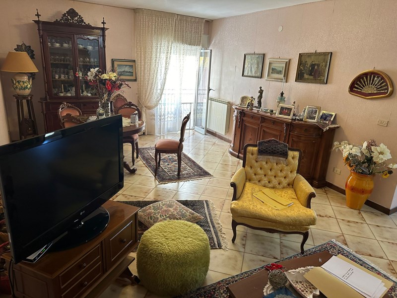 Appartamento in Vendita a Alcamo, zona VIA S.IPPOLITO, 92'000&euro;, 145 m²