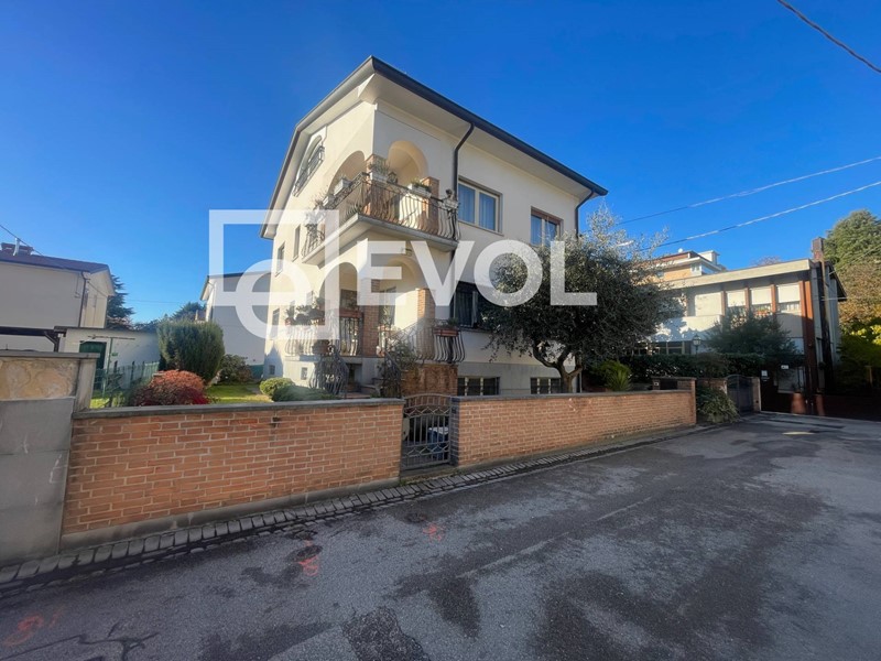 Casa Indipendente in Vendita a Udine, 480'000€, 258 m²