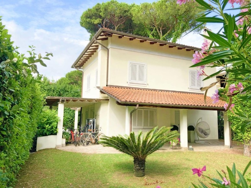 Villa in Affitto a Forte dei Marmi, 60'000€, 180 m², arredato